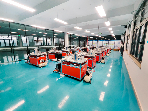 热烈祝贺南昌技师学院产业学院实训工坊设备实训室竣工