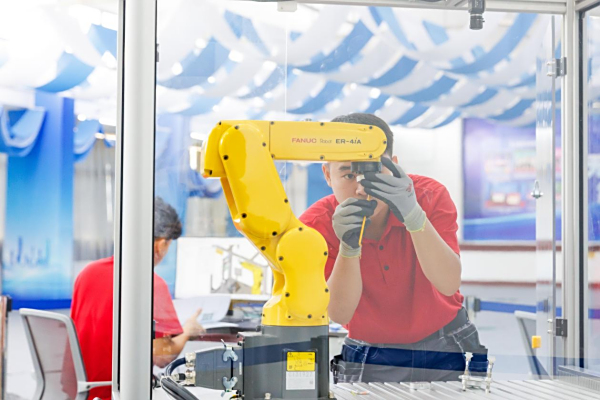 想和机器人做同事？这门专业教你成为“拆解未来”的高手