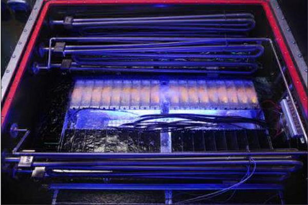 サーバーへの浸漬冷却液の適用の特徴