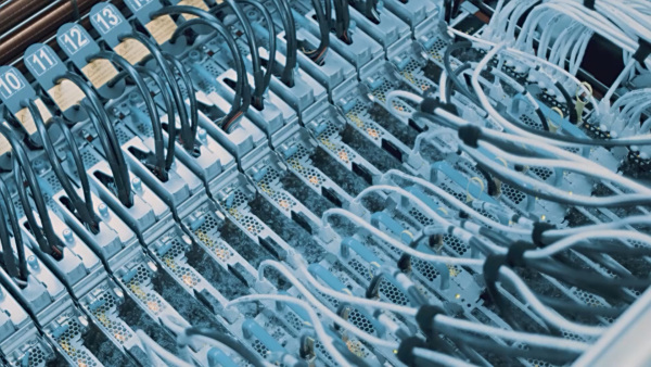 浸入式冷卻液應(yīng)用在服務(wù)器有什么特點(diǎn)