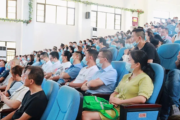 用心陪伴——保罗外国语学校家长会圆满举行！