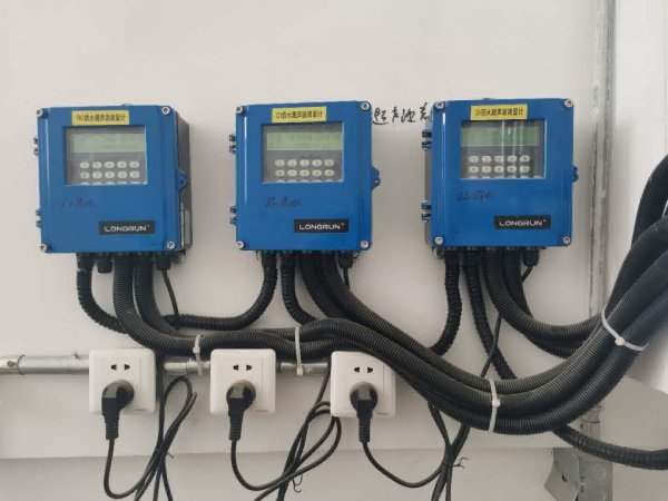 在实际应用中如何提高外夹超声波流量计的测量精度？