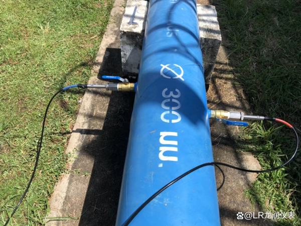 超声波流量计广泛用于测量大管道中的液体流量，如自来水，甚至用于测量江河的流速