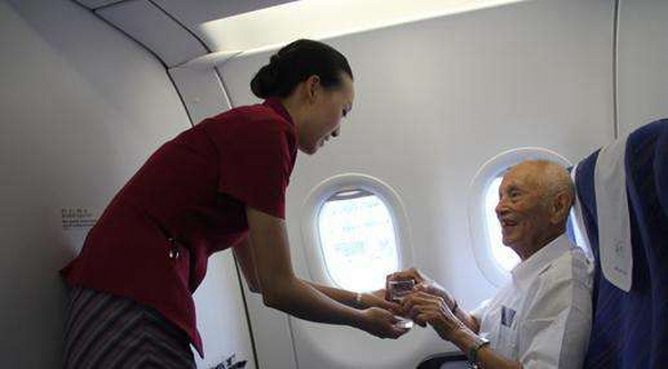 L老人买机票有哪些优惠？70岁以上老人怎么买机票?老人购机票须知