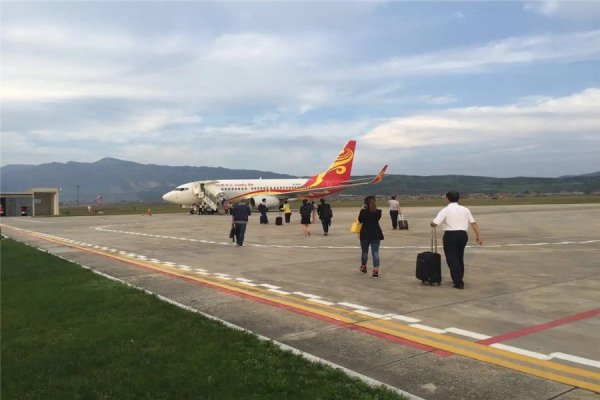 小孩子坐飞机要买票不，小孩子飞机票怎么买票