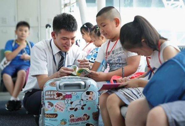 12岁学生坐飞机是半票还是全票,机票满12岁的小孩收费标准