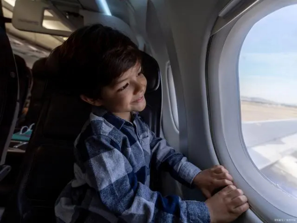 无人陪伴儿童机票贵吗,儿童坐飞机陪伴服务收费