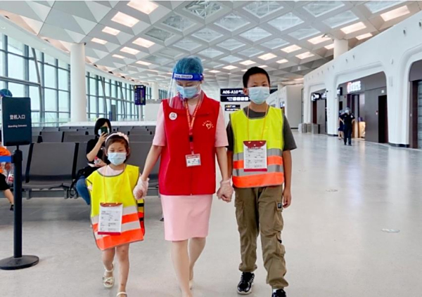 携带儿童网上怎么买机票,一大人带一小孩订机票怎么订