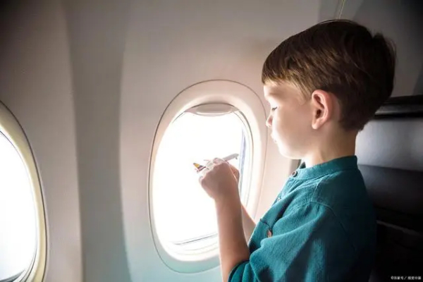无陪伴儿童机票贵吗?儿童坐飞机托管费多少钱