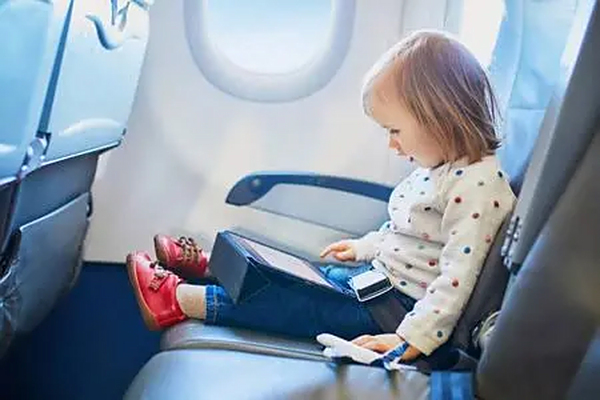 一个大人带着小婴儿怎么订机票？婴儿买机票怎么收费-