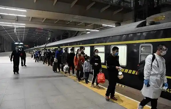 小孩怎么买火车票？一个大人带两个小孩怎么买火车票