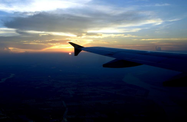 一岁宝宝坐飞机要买机票吗，怎么给一岁的孩子买机票