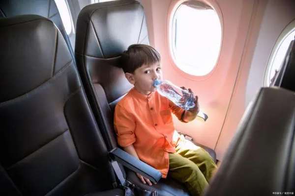 飞机有托管服务吗，儿童一人坐飞机如何托管