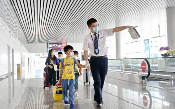 12岁以下儿童机票价格，一大人带一小孩订机票怎么订