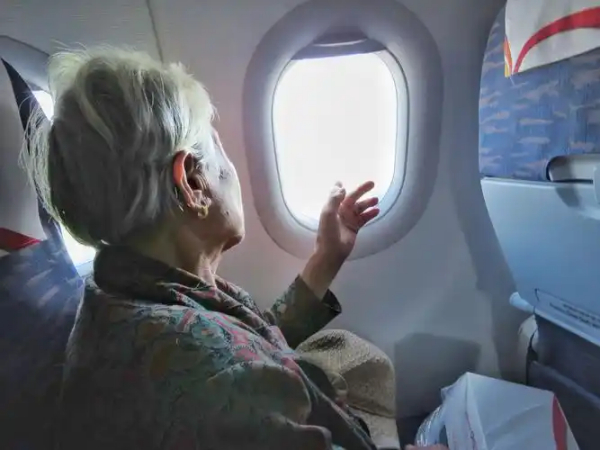 托管老人飞机票怎么买，老人单独乘飞机怎样托管