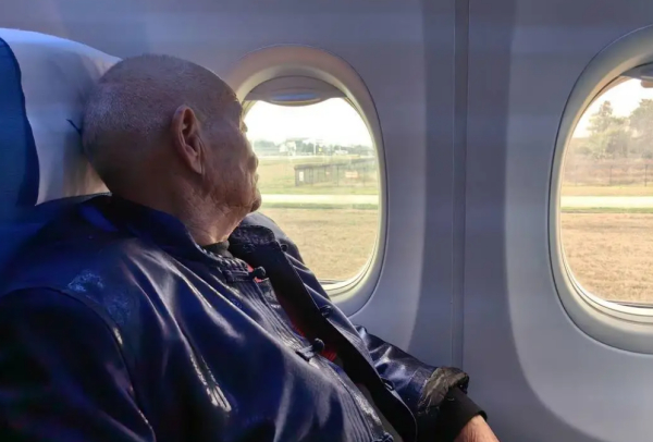 年纪大的老人能坐飞机吗，老人坐飞机怎么申请无陪老人乘机