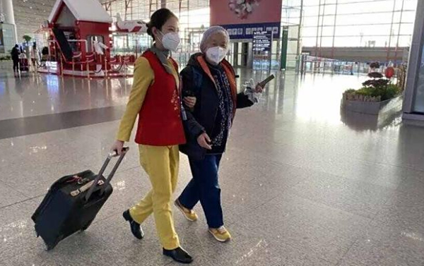 80岁以上老人坐飞机有什么要求，老人坐飞机怎么申请无人陪伴