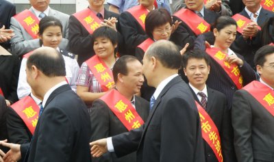 总经理陈小勇获惠州市第六届劳模接受市