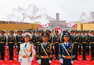 动力时代全体员工观看抗战胜利80周年阅兵盛典