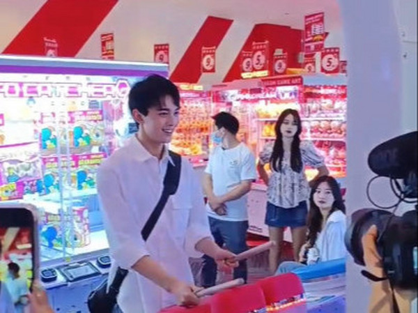 大明星到店里打鼓 我们嗨起来好几年根本停不下来