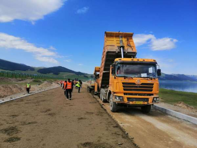 新疆博州党委书记何永慧视察赛里木湖环湖公路设计建设项目并慰问建设者