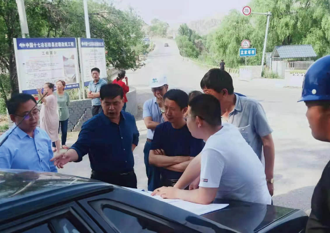 石楼县政协副主席刘建兵听取我单位起点平交设计汇报并协调现场拆迁事宜