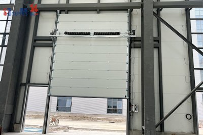 化工防爆提升门抗10级大风｜军工级技术保障企业突破验收困局