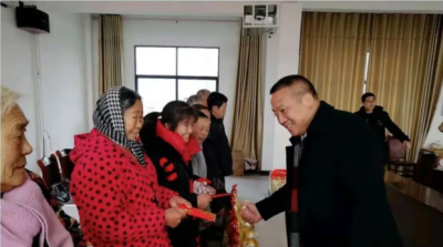 【集团动态】回归楚商再创业，党徽闪耀公益路 —— 记友焜建工集团党委书记、董事长张加友践行公益的故事