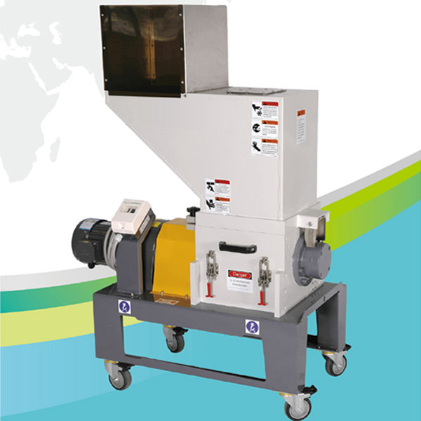 Plastic crusher/injection nozzle material crusher