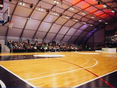 运动木地板球场