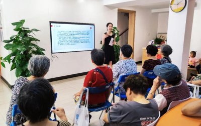 社区里，普法课堂高朋满座，“法治好声音”释疑解难