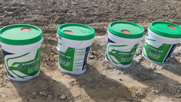 新疆阿克苏六团附近的盐碱地，尽管连续两年耕种仍然大部分不出苗，用禾康土壤调理剂改良可以大大提高出苗率。