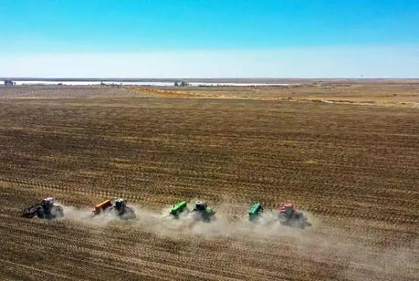 盐碱地上开启吉林今春“第一犁”！