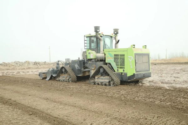 “庞然大物”让沙漠边的盐碱地变成良田