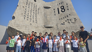 超燃邂逅！老英雄与红领巾“破次元”同框，国歌声响彻“九·一八”历史博物馆！