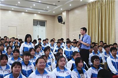 我校召开“检爱同行，共护未来”主题法制报告会