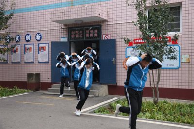 我校举行应急逃生演练