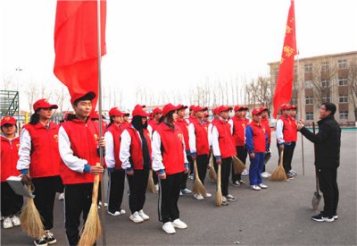 红色文化广场志愿行——我校“职教正能量”志愿服务队开展首次校园清扫志愿活动