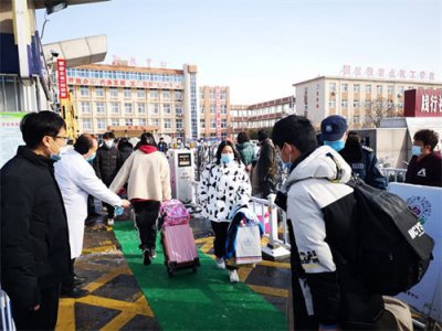 用笑脸迎接笑脸 ——我校师生同心，克服困难，顺利开学