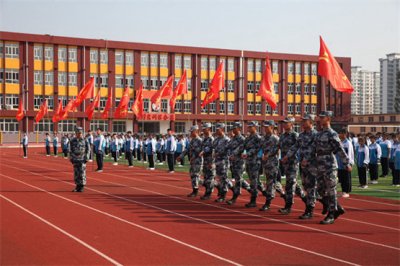 学习军人作风，历练坚强品格——我校隆重举行2021级新生军训动员大会