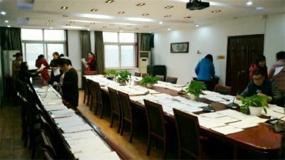 加大检查力度,强化常规管理 ——学校组织本学期教学资料(教案、教学工作手册)的检查活动