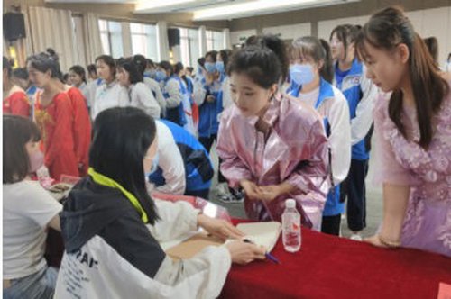 综合专业部举行2020级学生展演暨岗位实习双选会