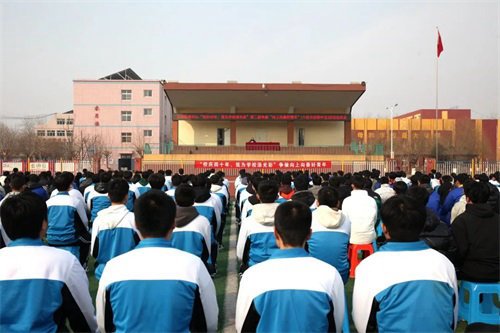 奋斗正当时，争做“向上向善好青年”