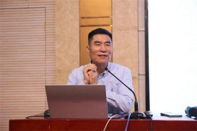 德育无痕,育人有道——德育专家来校传经送宝