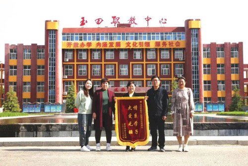 暖心！一面锦旗，连接家校情谊