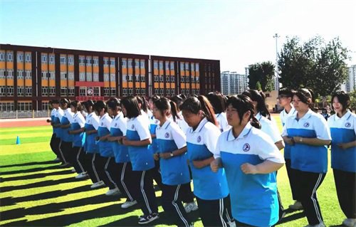 展队列风采，舞青春活力