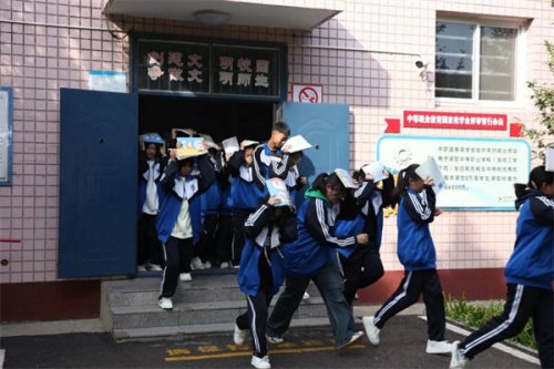 应急逃生演练，我们只用4分49秒