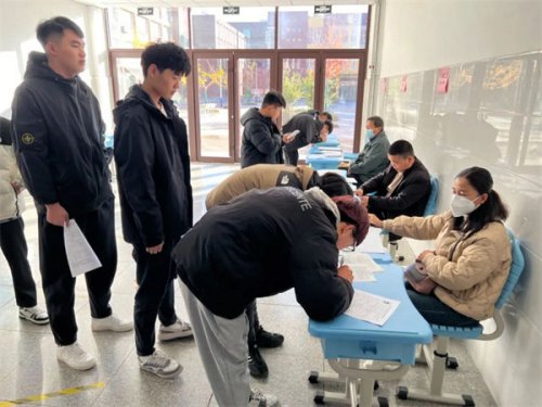 我校开展2024年高考报名现场信息确认工作