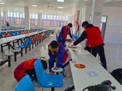 创建文明校园,志愿者们在行动