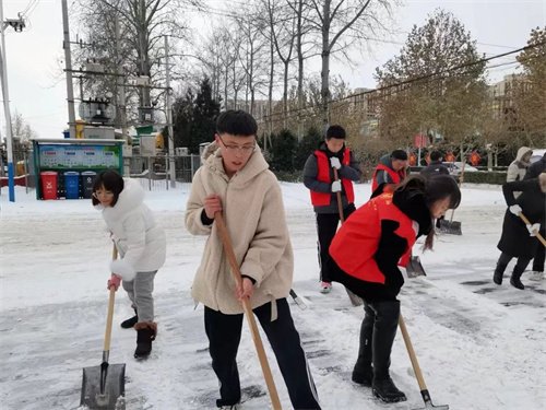 志愿活动与劳动课堂双向发力，培育学生劳动精神——玉田职教中心开展清扫积雪劳动实践主题教育